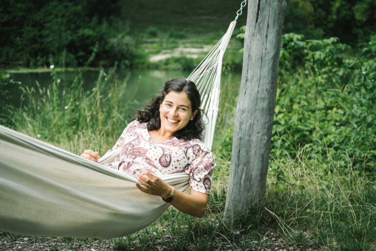 Frau in Hängematte Natur draußen