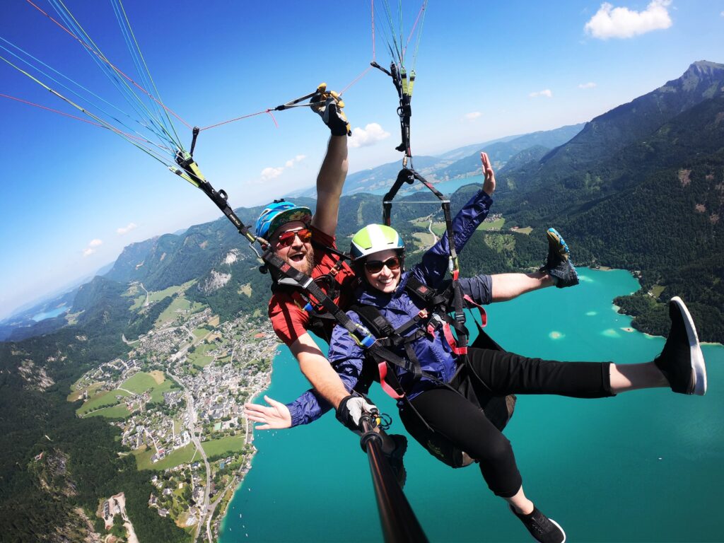 Sereina Senninger am Paragleiten über dem Wolfgangsee