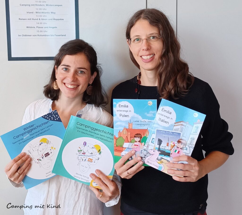 Sereina Senninger mit Monika Stanzig präsentieren das Campinggeschichten- und Rätselbuch für Kinder
