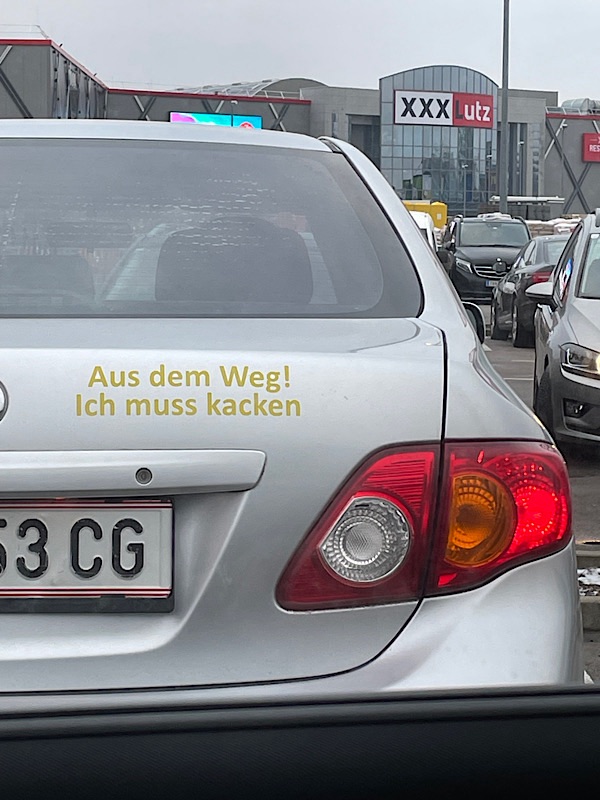 Auto mit Spruchkleber