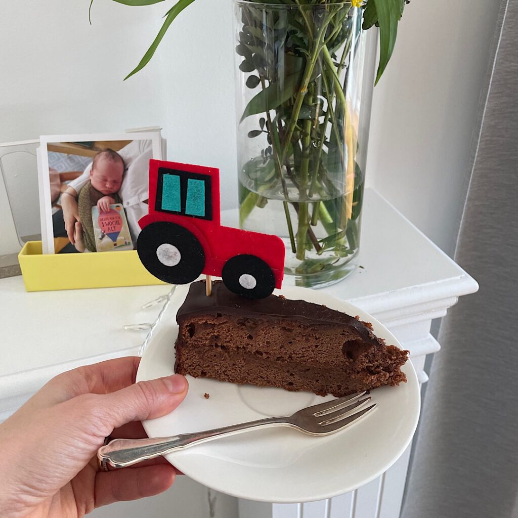 Torte mit Traktor vor einem Bild