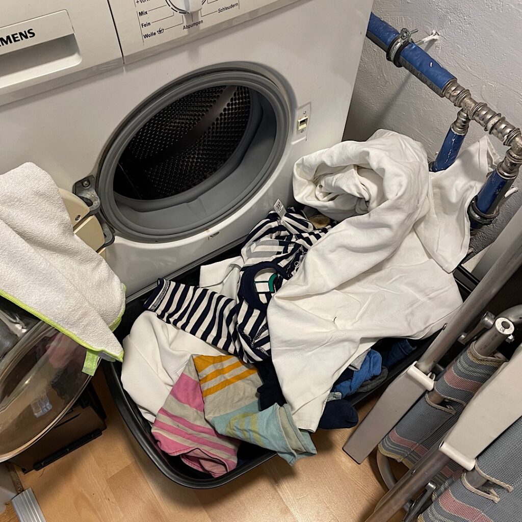 Schmutzwäsche vor Waschmaschine