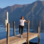 Frau am See auf Steg