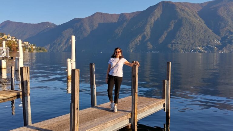 Frau am See auf Steg