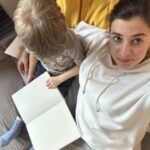 Frau mit Sohn beim Buch lesen