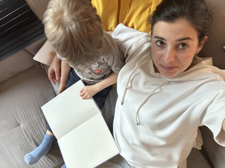 Frau mit Sohn beim Buch lesen