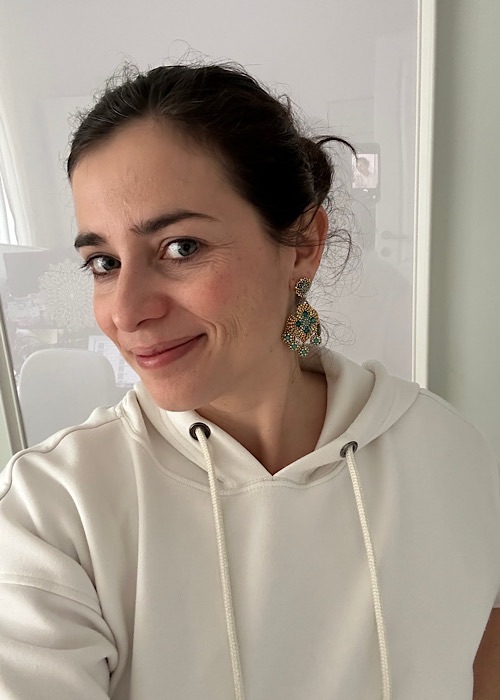 Frau ist abgebildet, die schmunzelt