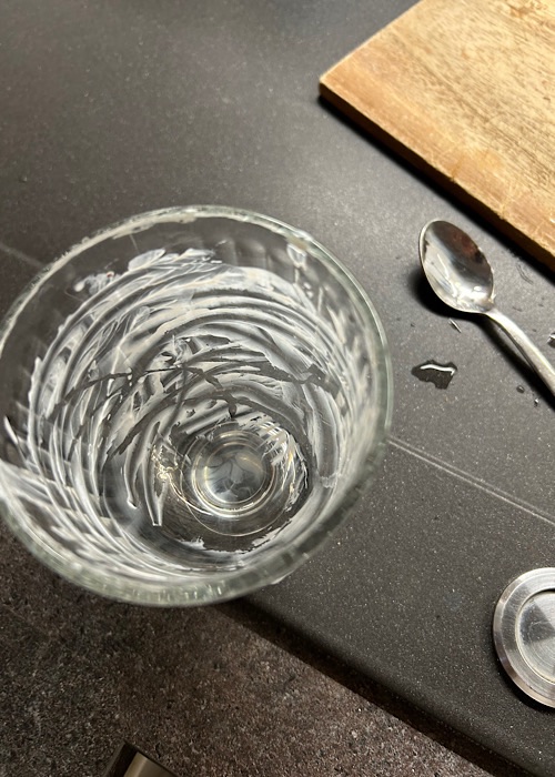 leere Schüssel mit Joghourt