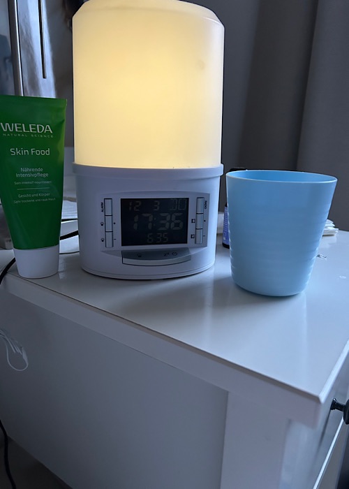 Wecker auf Nachttisch