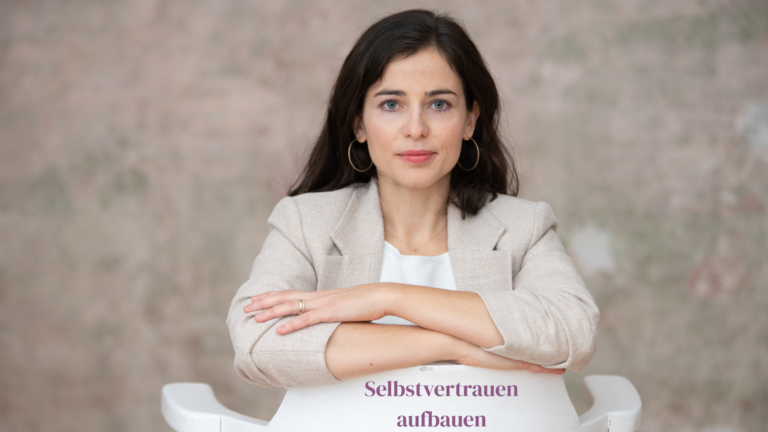 Frau sitzend auf einen Stuhl, sehr selbstsicher, überzeugt